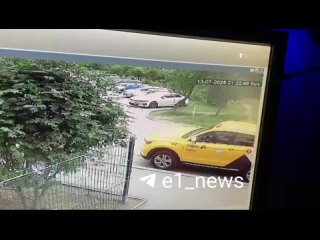 На Новгородцевой, 21 камера дома засняла странную картину. К машине такси подошла женщина с коляской, в которой... (видео)