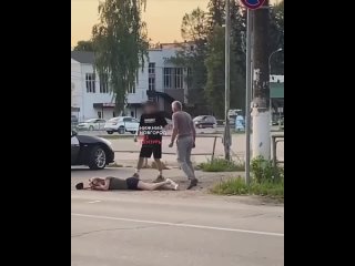 В Ворсме мужчина устроил жуткую сцену прямо на улице — избил свою жену на глазах у прохожих. За женщину попытались... (видео)