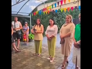 В Батайске воспитателей детсада №9 заставляли красить остановки вместо работы с детьми. По данным СМИ, несколько... (видео)