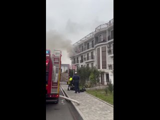 🔥 В Сириусе на улице Перелетной вечером загорелась квартира  Возгорание произошло на третьем этаже многоквартирного... (видео)