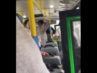 В маршрутке №83 случилась поножовщина. Пара пассажиров громко включала музыку, пила пиво и материлась. Когда другие... (видео)