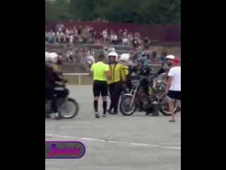 Ставропольском крае судье пришлось спасаться бегством от игроков на мотоциклах и разъяренных фанатов    Матч чемпионата... (видео)