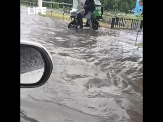 Москва с утра плывёт! 🌧  Сильные ливни обрушились на столицу и область. За сутки может выпасть до 40% месячной нормы... (видео)