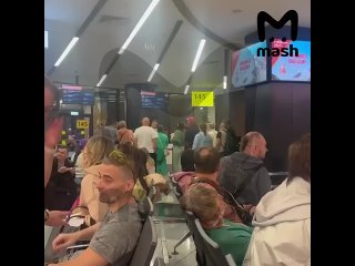 Массовые задержки рейсов в московских аэропортах. Часть людей ждут вылета более 33 часов.   По последним данным, в... (видео)