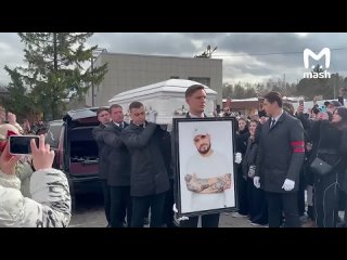 Еще снимают видео🤣, потом что пересматривать будут как гроб несут?! Реально, больные 🤣🤣🤣 - Olga Yur'eva
