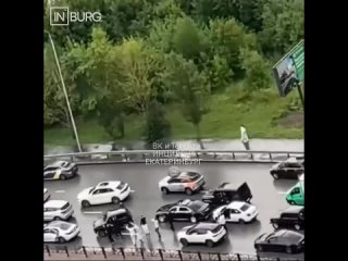 Накануне молодожены устроили танцы прямо на проезжей части в районе перекрестка Машинная - Ткачей  По данному факту... (видео)