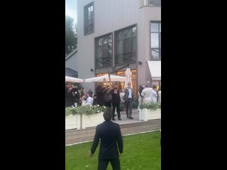 Так прошла веселая свадьба Павла Деревянко и его возлюбленной Зои Фуць  49-летний актер вчера впервые вступил в... (видео)