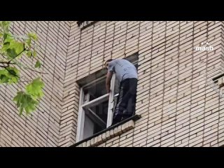 Парень уже 16 часов стоит на карнизе восьмого этажа — не хочет, чтобы его увозили родители из Обнинска.    24-летний... (видео)