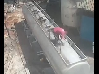 В Турции рабочий подорвался, открыв цистерну с сигаретой во рту    На предприятии по производству подсолнечного масла в... (видео)