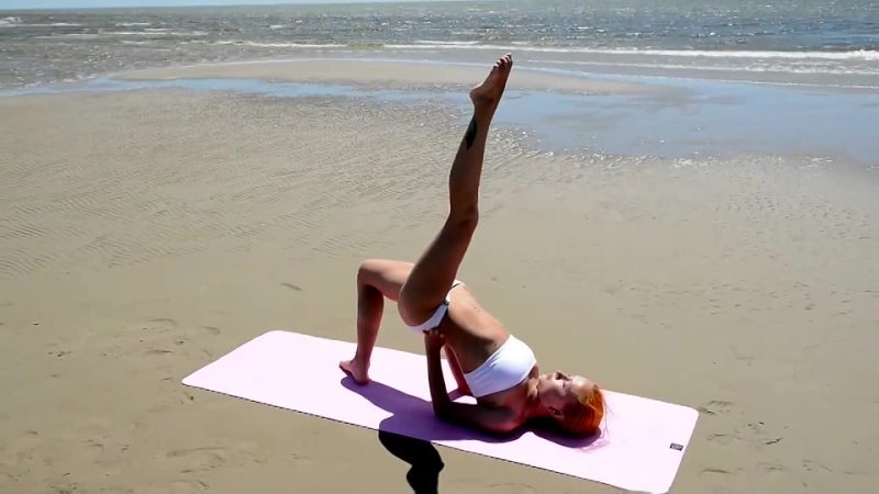 BIKINI YOGA WORKOUT - SUPER FLEXIBLE LADY