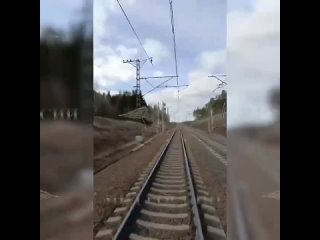 Двое подростков решили нарушить правила, зацепились за электричку Выборг — Петербург и были задержаны полицейскими   ... (видео)
