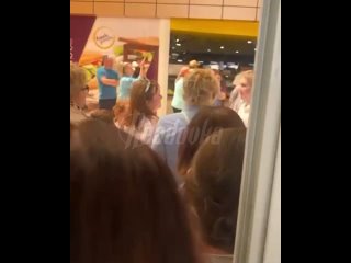 Российские туристы застряли в египетском аэропорту на 20 часов и устроили бунт — авиакомпания и туроператор не выходят... (видео)