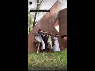 "Оскверняем Парк Победы": школьницы из казахского Павлодара сняли кадры с танцами у обелиска Славы  Малолетки трясли... (видео)