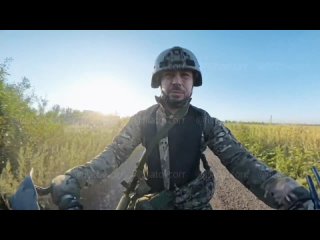 «Цел, цел, цел! Вообще п***й!»    Военкора Андрея Филатова атаковал украинский дрон.    Удар FPV-дрона произошёл, когда... (видео)