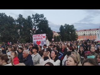 В Первоуральске собралась огромная толпа на площади Победы. Все потому, что сегодня там выступала Лариса Долина!... (видео)