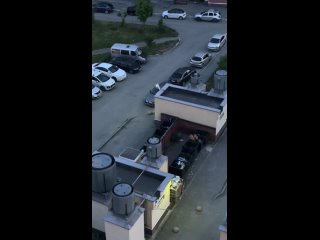 Девушка с дредами разбила автомобиль бутылкой.  В ночь с 7 на 8 июня на Рощинской улице произошел акт вандализма.... (видео)