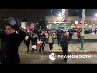 Полиция в Лос-Анджелесе блокировала большую группу протестующих, передает корреспондент РИА Новости.    Силовики... (видео)