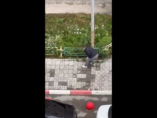 В Екатеринбурге местные жители два дня наблюдали, как неизвестный мужчина методично портит припаркованные автомобили.... (видео)