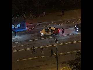 В московском районе Ясенево вечером разгорелась массовая потасовка с участием нескольких десятков человек. По данным... (видео)