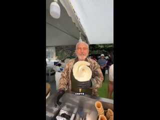 Это турецкое мороженное нужно не лизать, а рубить (видео)