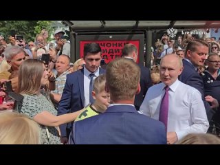"Ничего себе! Путин!"  В Петербурге президент РФ неожиданно вышел из машины, чтобы пообщаться с жителями города. ... (видео)