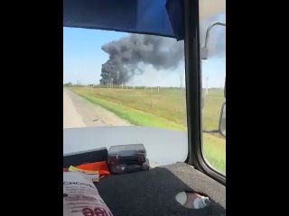 Склад с полимерной продукцией загорелся в Азове Ростовской области на двух тысячах "квадратов", сообщили в МЧС.    К... (видео)