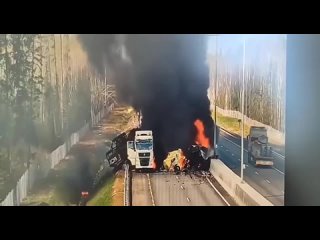 Горящие грузовики перекрыли трассу между столицами  ДТП с двумя фурами и легковушкой произошло сегодня утром на 194-м... (видео)