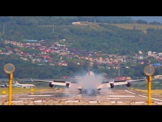 Боинг 747 садится на «плавящуюся» от солнца взлетно-посадочную полосу аэропорта Сочи  ©Creative_HUBB (видео)