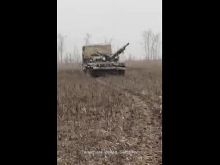 ✊🏻 Наши бойцы затрофеели танк Т-72М1    Танкисты 5 отдельной гвардейской танковой бригады группировки "Восток" ВС РФ... (видео)