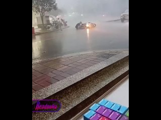 Крышесносный (в прямом смысле этого слова) тайфун обрушился на Китай — урагану дали наивысший уровень опасности   ... (видео)