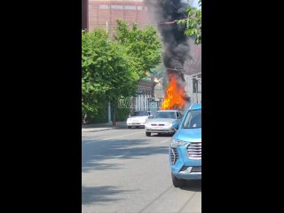 На Чапаева загорелась Газель   Видео: канал "Zloy_ekb 18+ | Злой Екатеринбург" (видео)