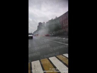 На набережной Обводного канала вечером сильно надымил горевший в "Красном треугольнике" мусор.  По информации... (видео)