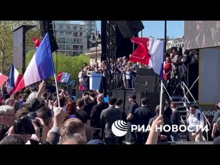 В Париже проходит митинг в поддержку лидера парламентской фракции партии "Национальное объединение" Марин Ле Пен,... (видео)