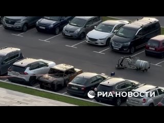 Робот-сапер снял с припаркованного внедорожника подозрительный предмет, из-за которого оцепили часть парковки у метро... (видео)