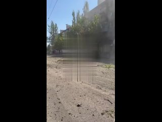 Украинские террористы ударили по жилому дому в центре Донецка  Украинские террористы с помощью РСЗО HIMARS хаотично... (видео)