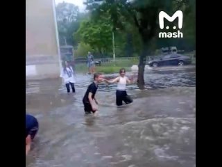 В Обнинске мокренько. На город обрушился сильнейший ливень — затопило улицы и многоквартирные дома. Некоторые дворы... (видео)