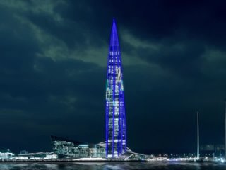 Футбольный клуб "Зенит" отмечает 100-летний юбилей. В честь этого «Лахта Центр» по вечерам окрашивается в цвета... (видео)