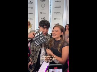 Катя Адушкина пришла на премию RU TV в необычном наряде.   21-летняя блогер и победительница первого сезона шоу... (видео)