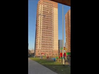 Кто-то очень торопился переобуть машину и выкидывал шины с 19 этажа дома в Красноярске  Колёсопад случился вечером на... (видео)