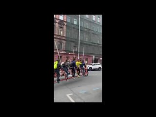 Петербуржцы прокатились на трёхколёсном велосипеде, который называют самым большим таким в мире. Транспорт весит около... (видео)