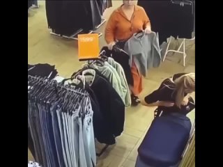 В торговом центре «Форт» в Отрадном в магазине Befree была зафиксирована на камеру очень наглая покупательница.  ... (видео)