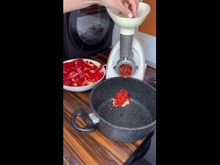 СЛАДКИЙ ЧИЛИ СОУС НА ЗИМУ🔥  Идеально подходит ко всем людям: к мясу, рыбе,салатам,морепродуктам и даже к овощам.   ... (видео)