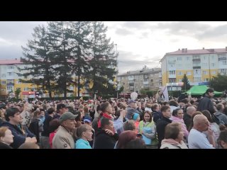 В Первоуральске собралась огромная толпа на площади Победы. Все потому, что сегодня там выступала Лариса Долина!... (видео)