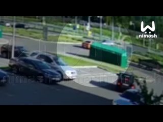 Жесткая авария в ЖК «Новая Кузнечиха».  Водитель седана выезжал на проспект Героев Донбасса, не уступил дорогу машине... (видео)