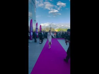 Ты вышла из бани легкой и быстрой походкой, как в танце 🎶   Балерина всей России присутствует с нами на красной... (видео)
