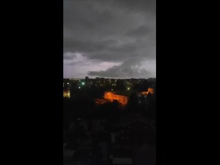 Еще немного вчерашней грозы ⚡  Надеемся, что вы в этот момент уже были дома. А если нет, рассказывайте, как сильно... (видео)