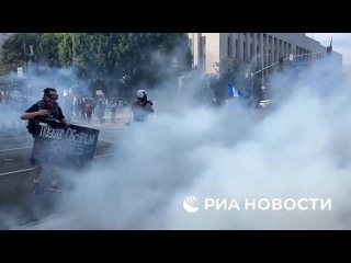 Полиция Лос-Анджелеса использует светошумовые гранаты и слезоточивый газ для разгона протестующих, передает... (видео)