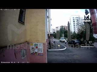 В момент взрыва мужчина с детьми играл на улице. Как только прогремел взрыв и полетели обломки, отец подхватил младшую... (видео)