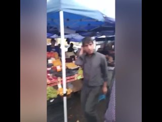 На московском рынке узбечки устроили скандал, обманув покупателя.  Две продавщицы попытались обсчитать мужчину почти на... (видео)