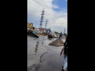 Последствия урагана на ул. Удмуртской. Видео. Людям пришлось идти от Кузбасской пешком, так как движения было полностью... (видео)